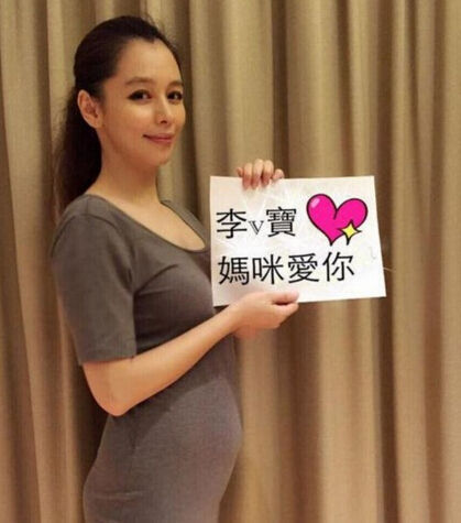 徐若瑄紧身连衣裙的大肚照。图片来源:徐若瑄脸书 徐若瑄紧身连衣裙的大肚照。图片来源:徐若瑄脸书