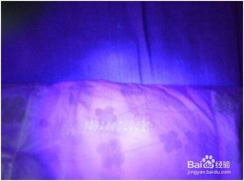 使用验钞灯分辨真伪纸尿裤 使用验钞灯分辨真伪纸尿裤