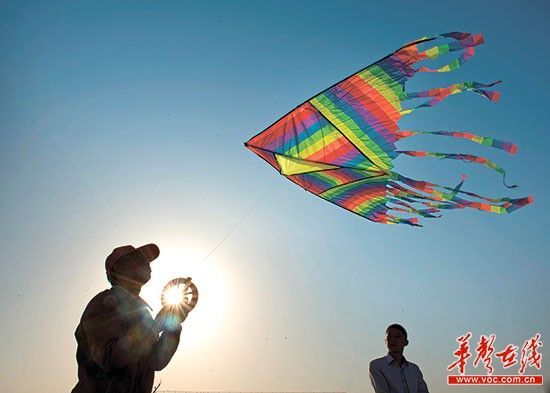 4月14日,长沙市湘江风光带风帆广场,一名市民在放风筝。 纤细的风筝线虽不起眼,但也可能成为伤人利器。 4月14日,长沙市湘江风光带风帆广场,一名市民在放风筝。 纤细的风筝线虽不起眼,但也可能成为伤人利器。