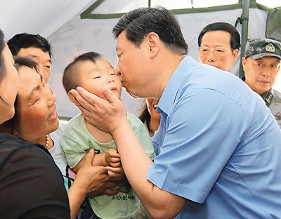 2015年5月22日习大大在芦山地震灾区考察 亲吻安抚小男孩 2015年5月22日习大大在芦山地震灾区考察 亲吻安抚小男孩