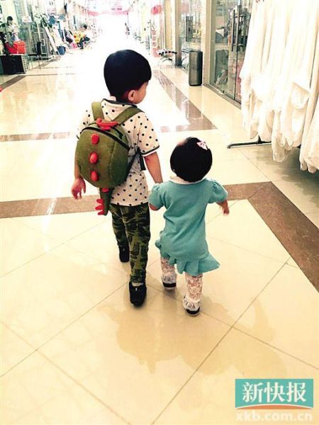 家长引导得好,孩子就会融洽相处。图为兄妹出门逛街,小花生米都会牵着妹妹小米的手一起走。(本版图片皆为受访对象供图) 家长引导得好,孩子就会融洽相处。图为兄妹出门逛街,小花生米都会牵着妹妹小米的手一起走。(本版图片皆为受访对象供图)
