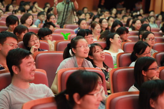 图为:现场听得津津有味的家长 图为:听得津津有味的现场家长