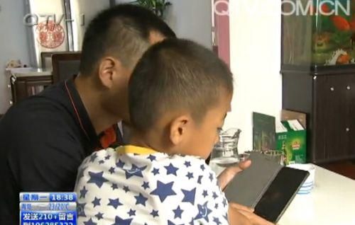 爱玩手机游戏的7岁小男孩 爱玩手机游戏的7岁小男孩