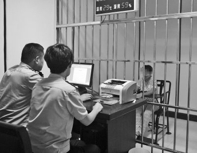 民警审讯嫌疑人中 民警审讯嫌疑人中