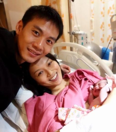 戚玉武与妻女合影 戚玉武与妻女合影