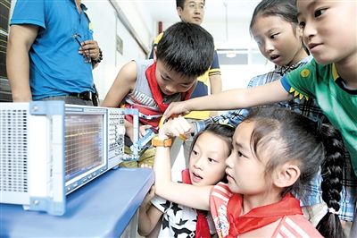 大图:昨日,南岸区,学生们在仪器前做辐射的测试实验。 大图:昨日,南岸区,学生们在仪器前做辐射的测试实验。