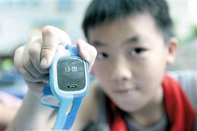 小图:同学们配戴的儿童手表手机。 记者 许恢毅 摄 小图:同学们配戴的儿童手表手机。 记者 许恢毅 摄