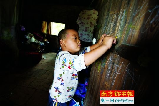 10月12日,二楼卧室里,小政在房门上涂涂画画。 10月12日,二楼卧室里,小政在房门上涂涂画画。