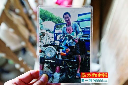 3岁的小政与父亲生前的合照。 3岁的小政与父亲生前的合照。