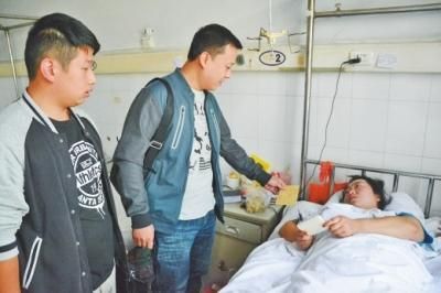 在上海做生意的李先生,委托朋友给受伤的丫丫妈妈送来600元钱。 在上海做生意的李先生,委托朋友给受伤的丫丫妈妈送来600元钱。