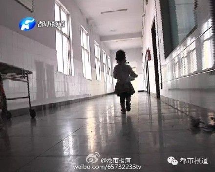 丫丫给妈妈端尿盆 丫丫给妈妈端尿盆