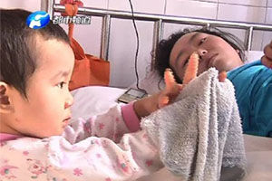 丫丫给妈妈擦手 丫丫给妈妈擦手
