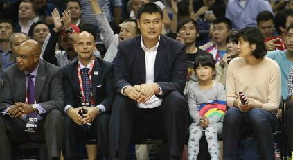 姚明一家三口现身上海赛 姚明一家三口现身上海赛