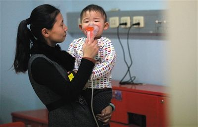 不少家长担心雾化治疗药物中的激素对孩子产生不良影响。 新京报记者 薛珺 摄 不少家长担心雾化治疗药物中的激素对孩子产生不良影响。 新京报记者 薛珺 摄