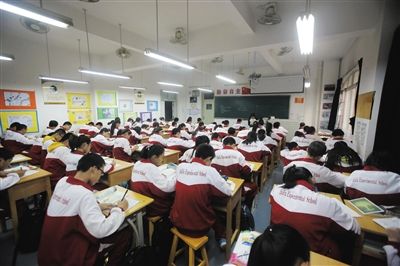 10月19日,燕郊汇福实验学校初中部,近80名学生正在上自习.