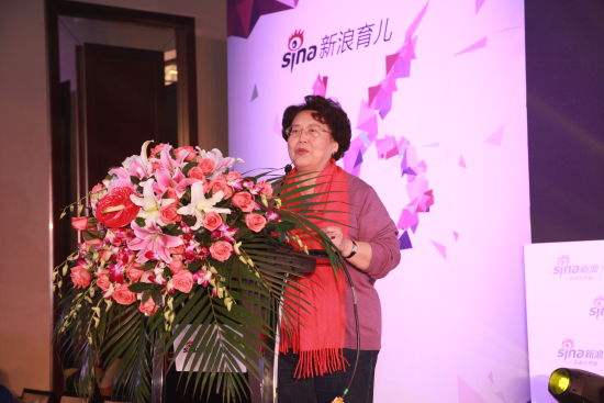 图为张思莱教授在新浪育儿高峰论坛现场演讲 图为张思莱教授在新浪育儿高峰论坛现场演讲
