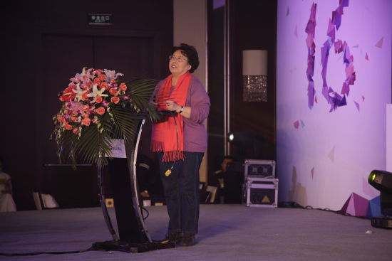 图为张思莱教授在新浪育儿高峰论坛现场演讲 图为张思莱教授在新浪育儿高峰论坛现场演讲