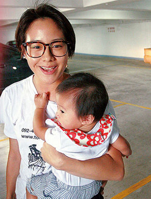 林嘉欣与女儿 林嘉欣与女儿