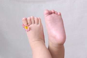 给宝宝的小脚丫做按摩(图)