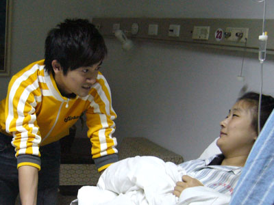 慈父8年不眠为爱女 苏有朋尽全力挽救女孩生命