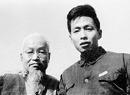 1962年,陆谷孙和父亲陆达成合影。当时陆谷孙开始攻读研究生。 1962年,陆谷孙和父亲陆达成合影。当时陆谷孙开始攻读研究生。
