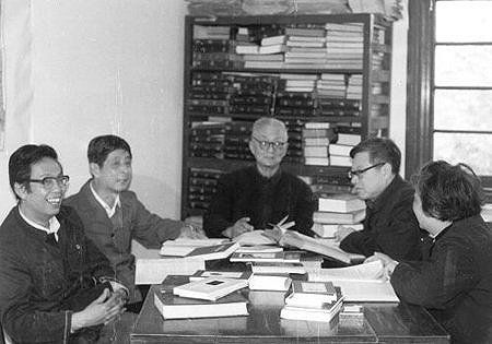 《新英汉词典》同仁合影,左起:陆谷孙、薛诗绮、葛传椝、雷烈江、吴经训。 《新英汉词典》同仁合影,左起:陆谷孙、薛诗绮、葛传椝、雷烈江、吴经训。