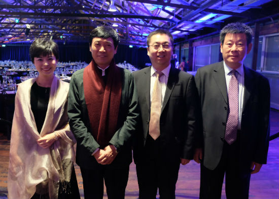 国际安徒生奖颁奖现场合影(从左至右:张昀韬、曹文轩、李岩、管士光,摄影:邓南茜)