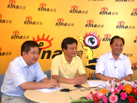 云南机场集团有限公司的董事长刘明,副总经理魏建国,总经理助理马毅