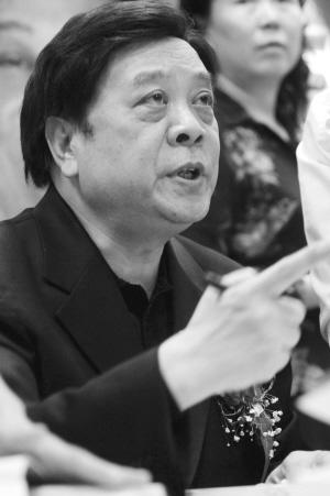 赵忠祥签售新书:没人能指挥我写什么(图)