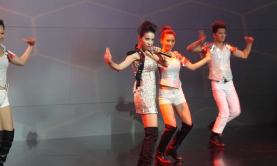 视频：蔡依林激情舞动奔驰展台