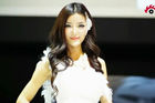 视频：2011广州车展必看车模之现代展台白衣羽毛模特