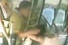 视频：实拍公交司机漠视女乘客遭小偷暴打