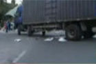 视频：监控拍下大货车掉头逆行碾过男孩头部
