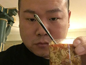 视频：心疼！岳云鹏减肥饿疯了 半夜玻璃杯泡面