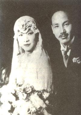 蒋介石与宋美龄的婚妙照(资料图片)