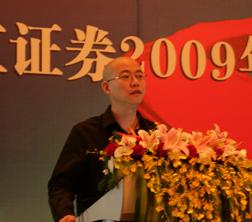 图为著名经济学家、北京师范大学钟伟教授。 图为著名经济学家、北京师范大学钟伟教授。