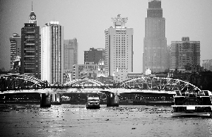 因为经济发展较快,珠江三角洲的酒店业也快速发展。图为酒店林立的广州市区。新华社资料图片 因为经济发展较快,珠江三角洲的酒店业也快速发展。图为酒店林立的广州市区。新华社资料图片