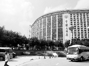 作为广州星级酒店代表的中国大酒店受到经济危机的冲击,已主动关闭了部分酒店住房楼层 以节省开销。 本报记者 王海荣 摄 作为广州星级酒店代表的中国大酒店受到经济危机的冲击,已主动关闭了部分酒店住房楼层 以节省开销。 本报记者 王海荣 摄