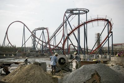 绝顶雄风 被誉为上海欢乐谷的“镇园之宝”,总长近1000米,单车可乘30人,运行至60米最高处停留3秒后垂直跌落,以超过110公里/小时的速度穿越一条巨型隧道,再次垂直跌落30米、掀起擎天水柱后结束旅程。 绝顶雄风 被誉为上海欢乐谷的“镇园之宝”,总长近1000米,单车可乘30人,运行至60米最高处停留3秒后垂直跌落,以超过110公里/小时的速度穿越一条巨型隧道,再次垂直跌落30米、掀起擎天水柱后结束旅程。