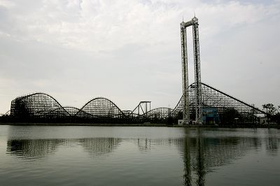 天地双雄 双塔同为60米高,一座塔由下而上高速弹射,另一座则由上而下急速降落。上下往复中,完美融合了弹射与坠落两种体验。 天地双雄 双塔同为60米高,一座塔由下而上高速弹射,另一座则由上而下急速降落。上下往复中,完美融合了弹射与坠落两种体验。