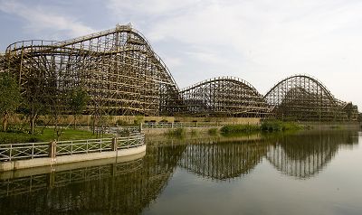 谷木游龙 全长1200米、高达35米的全国首台木质过山车是上海欢乐谷的标志性建筑,一次乘坐将享超过10次的太空零重力体验。因其座舱低、只绑住腰腿、上半身完全裸露舱外,再加上木头轨道与过山车的巨大摩擦声,“惊险感”将陡增。 本版图片 早报见习记者 徐晓林 图 谷木游龙 全长1200米、高达35米的全国首台木质过山车是上海欢乐谷的标志性建筑,一次乘坐将享超过10次的太空零重力体验。因其座舱低、只绑住腰腿、上半身完全裸露舱外,再加上木头轨道与过山车的巨大摩擦声,“惊险感”将陡增。 本版图片 早报见习记者 徐晓林 图