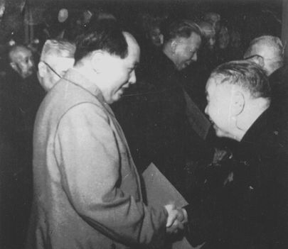 1956年1月,上海市私营工商业全行业公私合营,民建上海市分会主任委员、市工商联主任委员盛丕华(右一)率领工商界赴京报喜,受到党和国家领导人毛泽东、刘少奇的亲切接见。 1956年1月,上海市私营工商业全行业公私合营,民建上海市分会主任委员、市工商联主任委员盛丕华(右一)率领工商界赴京报喜,受到党和国家领导人毛泽东、刘少奇的亲切接见。