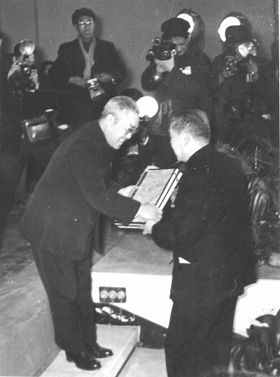 1956年1月20日,在上海市私营工商业公私合营大会上,上海市副市长曹荻秋(前排左)代表人民委员会接受民建上海市分会主任委员、市工商联主任委员盛丕华(前排右)递交的全市私营工商业公私合营申请书。 1956年1月20日,在上海市私营工商业公私合营大会上,上海市副市长曹荻秋(前排左)代表人民委员会接受民建上海市分会主任委员、市工商联主任委员盛丕华(前排右)递交的全市私营工商业公私合营申请书。