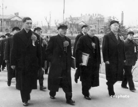 1956年初,全国范围出现社会主义改造高潮,人民政府对资本主义工商业实现了全行业公私合营。大体上经过个别企业的公私合营和全行业公私合营两个阶段。个别企业的公私合营,是在私营企业中增加公股,国家派驻干部(公方代表)负责企业的经营管理。 1956年初,全国范围出现社会主义改造高潮,人民政府对资本主义工商业实现了全行业公私合营。大体上经过个别企业的公私合营和全行业公私合营两个阶段。个别企业的公私合营,是在私营企业中增加公股,国家派驻干部(公方代表)负责企业的经营管理。