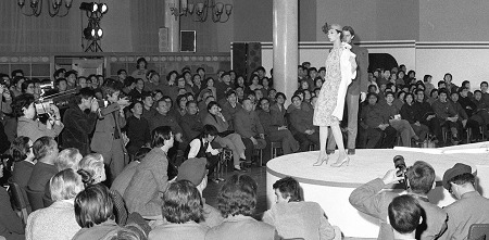 1979年3月19日,作为第一位来到中国的欧洲服装设计师,皮尔·卡丹领着12个洋模特在北京民族文化宫办了新中国第一场时装表演。台上模特迈着猫步、身上时装颜色很炫,台下观众屏住呼吸,衣裳的颜色只有黑、灰、绿还有蓝。 1979年3月19日,作为第一位来到中国的欧洲服装设计师,皮尔·卡丹领着12个洋模特在北京民族文化宫办了新中国第一场时装表演。台上模特迈着猫步、身上时装颜色很炫,台下观众屏住呼吸,衣裳的颜色只有黑、灰、绿还有蓝。