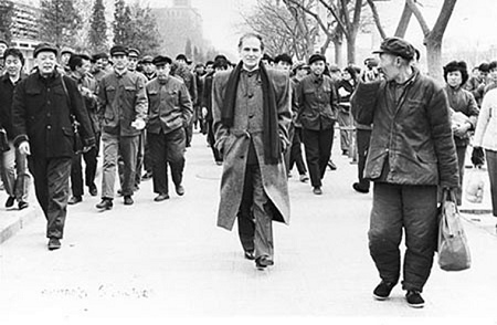 美联社记者曾为皮尔·卡丹拍过这样一张照片——身穿黑色毛料大衣、脖子上随意搭条围巾、双手插在衣兜里的皮尔·卡丹走在长安街上,他身后那群穿着蓝色工作服的工人,以及一边那个戴着解放帽、捂着皱巴巴对襟棉袄的老农都像看外星人一样望着皮尔·卡丹…… 美联社记者曾为皮尔·卡丹拍过这样一张照片——身穿黑色毛料大衣、脖子上随意搭条围巾、双手插在衣兜里的皮尔·卡丹走在长安街上,他身后那群穿着蓝色工作服的工人,以及一边那个戴着解放帽、捂着皱巴巴对襟棉袄的老农都像看外星人一样望着皮尔·卡丹……