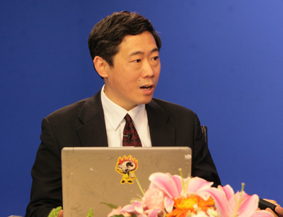 清华大学中国与世界经济研究中心主任李稻葵做客新浪解析2009诺贝尔经济学奖。(来源:新浪财经) 清华大学中国与世界经济研究中心主任李稻葵做客新浪解析2009诺贝尔经济学奖。(来源:新浪财经)