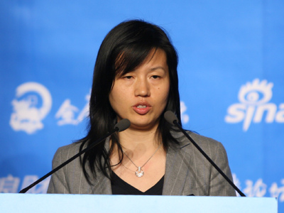 图为华夏基金市场部总经理周林琳发表获奖感言。新浪财经 陈鑫摄 图为华夏基金市场部总经理周林琳发表获奖感言。新浪财经 陈鑫摄