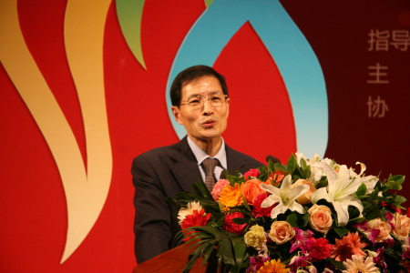 由中国国际公共关系协会企业公关工作委员会指导,17PR主办的2009中国公共关系100人颁奖典礼暨第五届中国公关经理人年会将于2009年11月27日在北京大学百年讲堂盛大召开。图为中国国际公共关系协会常务副会长兼秘书长郑砚农演讲。(图片来源:新浪财经) 由中国国际公共关系协会企业公关工作委员会指导,17PR主办的2009中国公共关系100人颁奖典礼暨第五届中国公关经理人年会将于2009年11月27日在北京大学百年讲堂盛大召开。图为中国国际公共关系协会常务副会长兼秘书长郑砚农演讲。(图片来源:新浪财经)