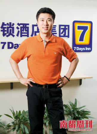 41岁的郑南雁难得地葆有青年人的生气，笑容很多。喜欢琢磨《道德经》的他，不会疲于奔命地工作。